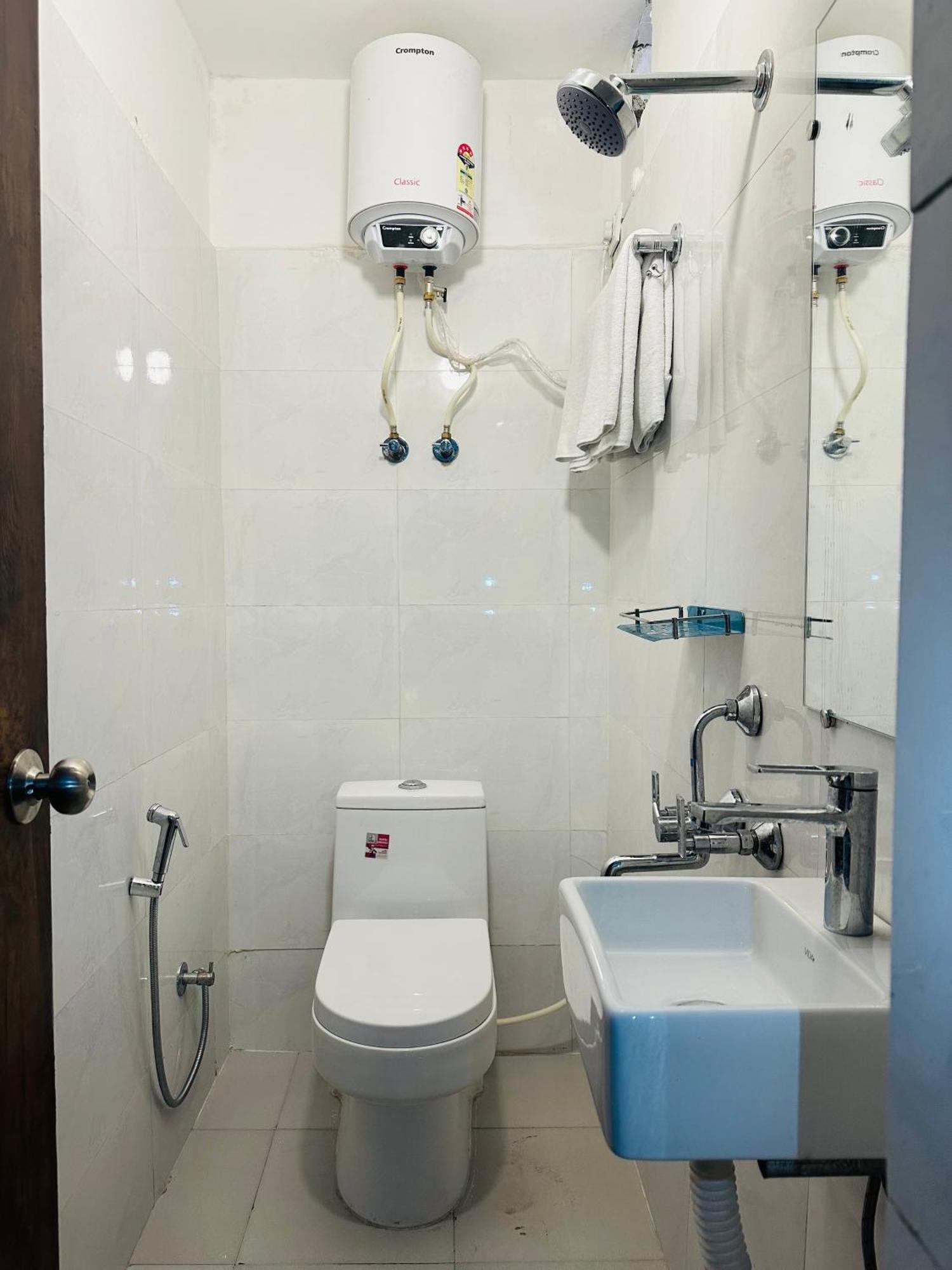 Chowdhry Tourist Lodge - New Delhi Railway Station - 2 Minutes Walk Exterior photo