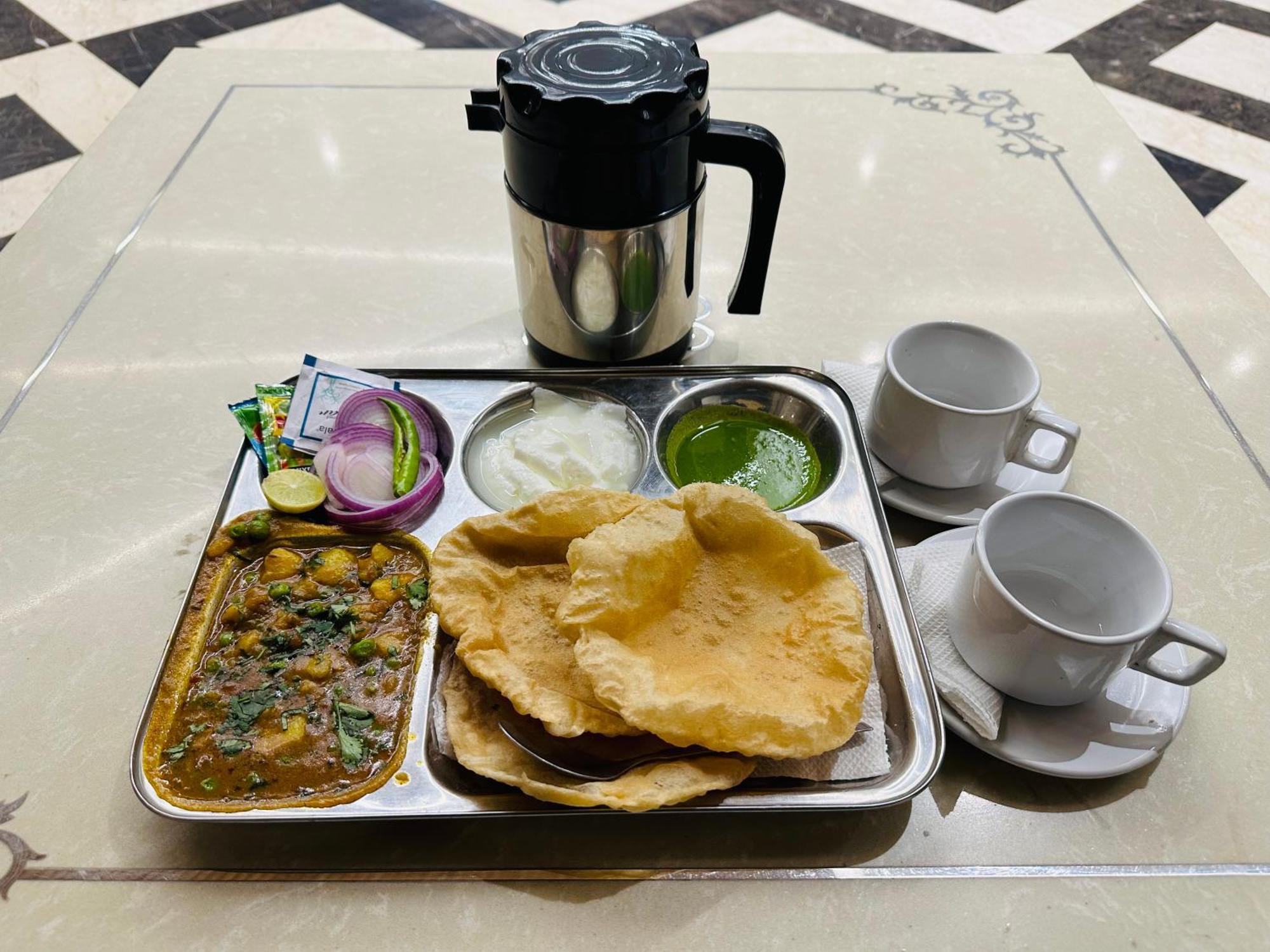 Chowdhry Tourist Lodge - New Delhi Railway Station - 2 Minutes Walk Exterior photo