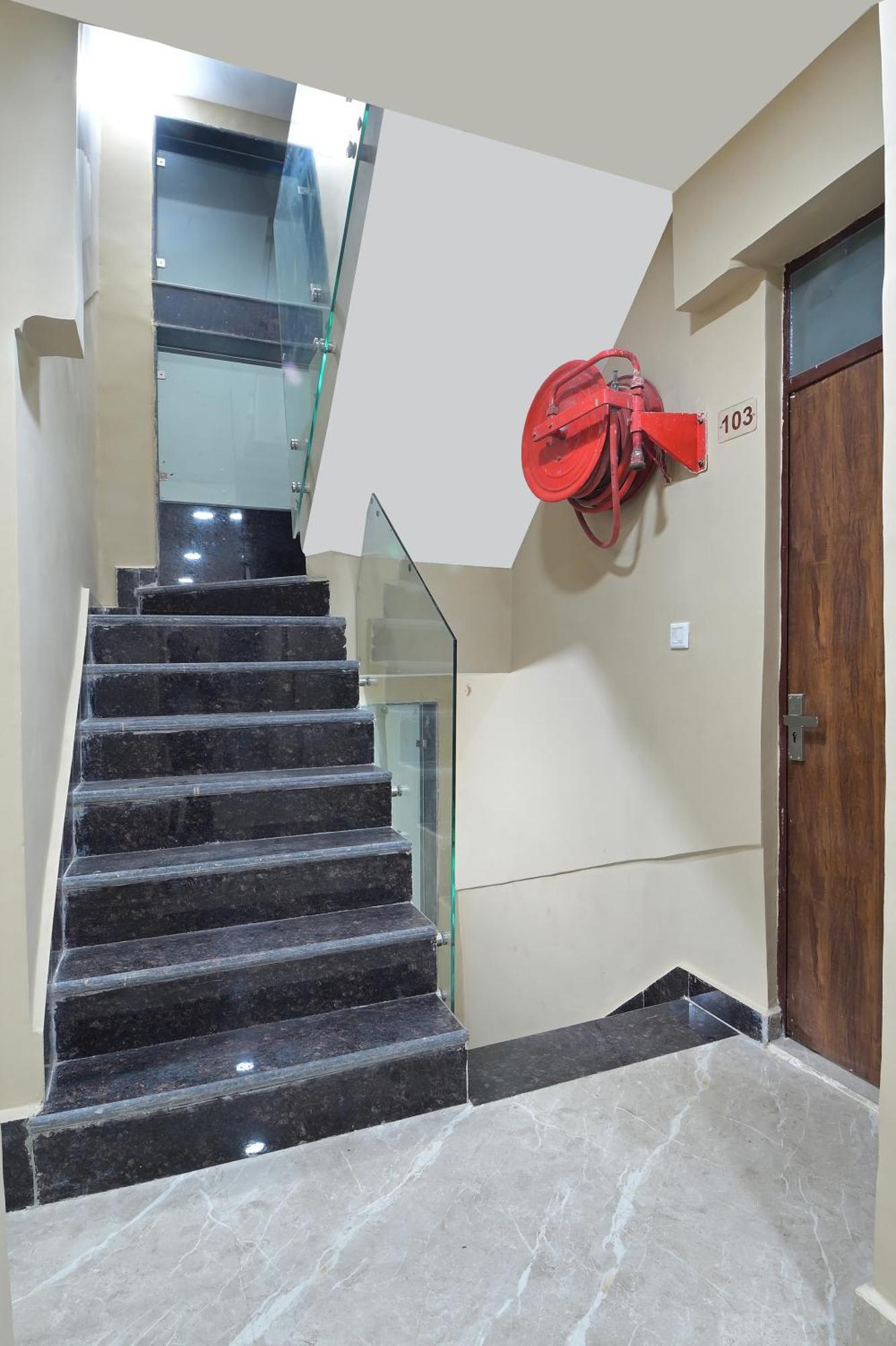 Chowdhry Tourist Lodge - New Delhi Railway Station - 2 Minutes Walk Exterior photo